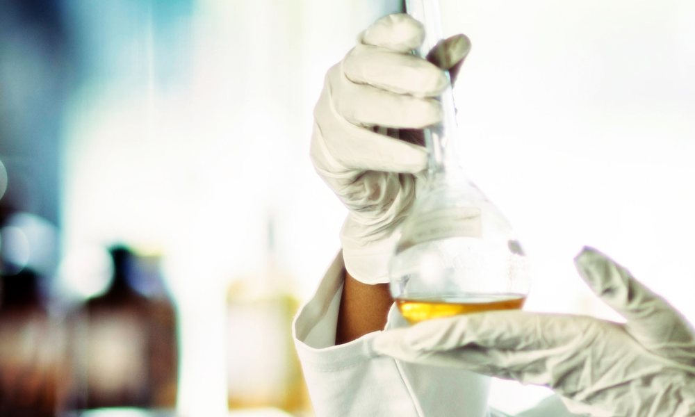 Análisis de una muestra en el laboratorio de control de calidad